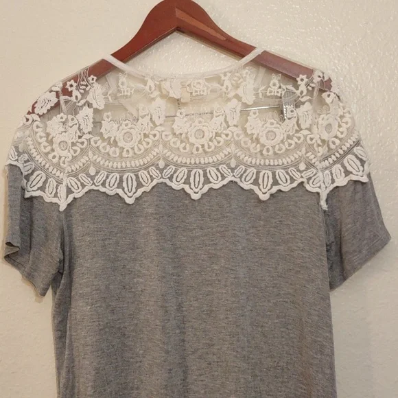 SLIGHTLY USED VANILLA BAY GRAY AND WHITE FLORAL EMBROIDERY SIZE L - Picture 9 of 10